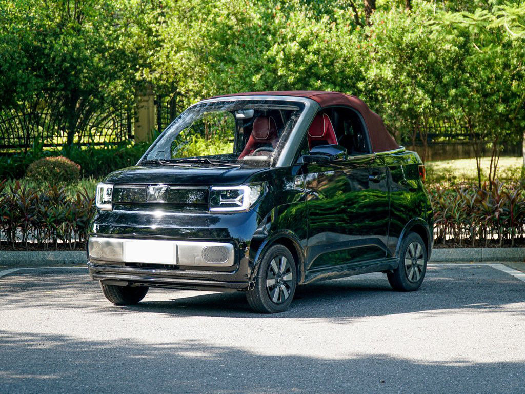 100km/h Small Wuling Electric Vehicles 5 Seats Car 300KM For Adults